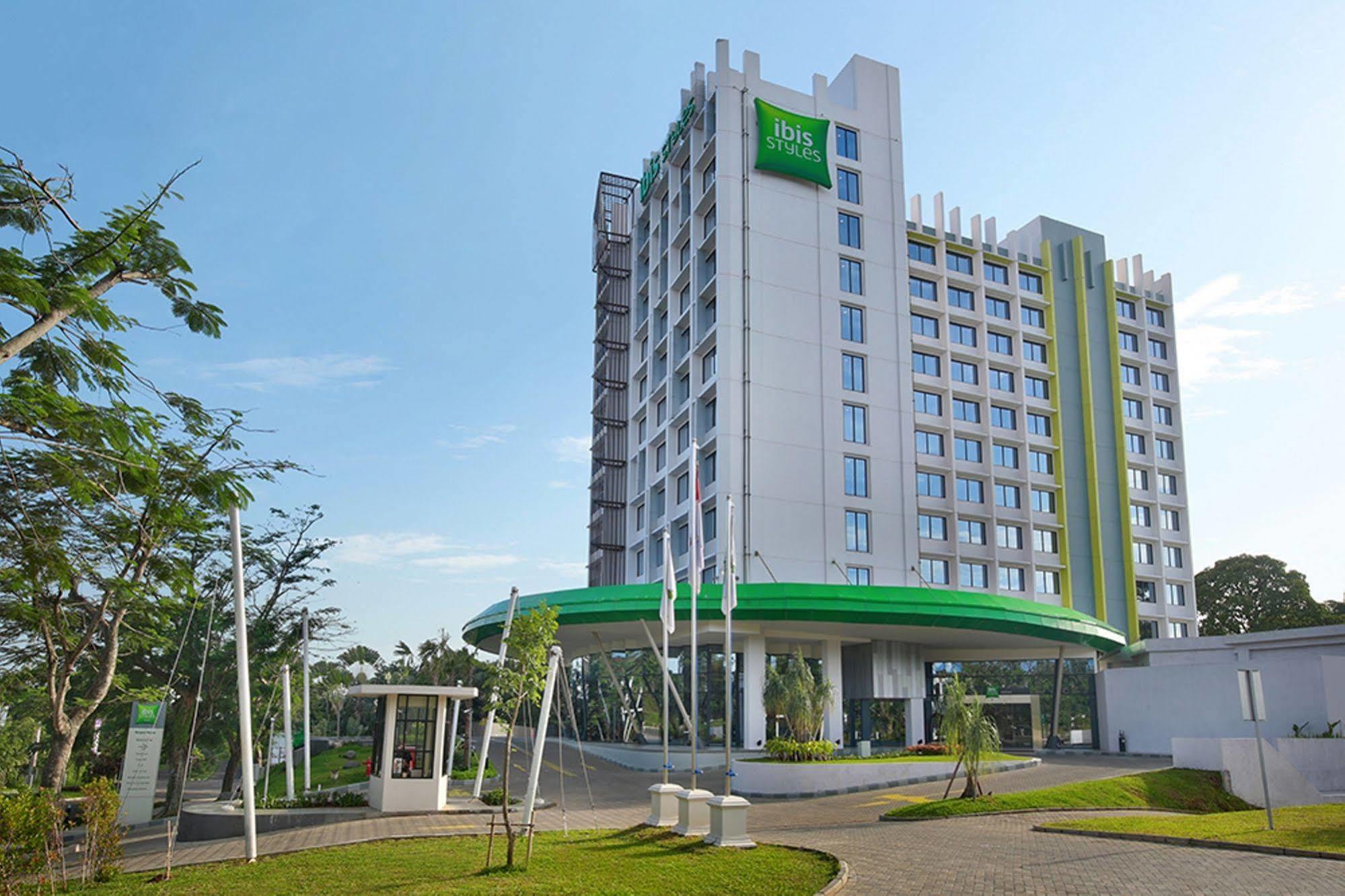 Отель Ibis Styles Bogor Raya Экстерьер фото